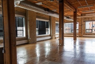 215 Spadina Ave, Toronto, ON à louer Photo intérieure- Image 2 de 6