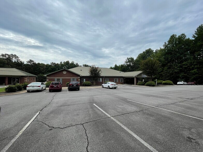 505 Samaritans Ridge Ct, Elkin, NC à louer - Photo du bâtiment - Image 3 de 3