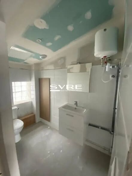 Retail in Marseille for lease - Interior Photo - Image 2 of 7