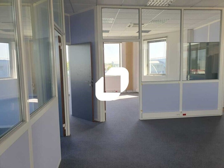 Office in Poissy for lease - Interior Photo - Image 2 of 9