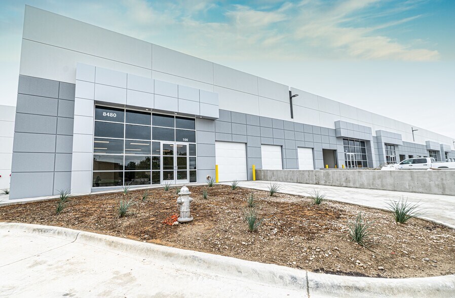 8480 Esters Blvd, Irving, TX à louer - Photo du bâtiment - Image 3 de 10