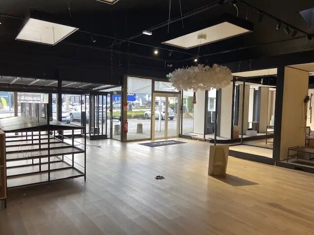 Retail in Limonest for lease - Interior Photo - Image 3 of 7