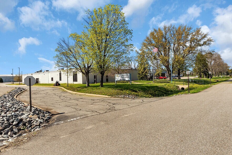 11 Mcleland Rd, Saint Cloud, MN à louer - Photo du bâtiment - Image 2 de 17