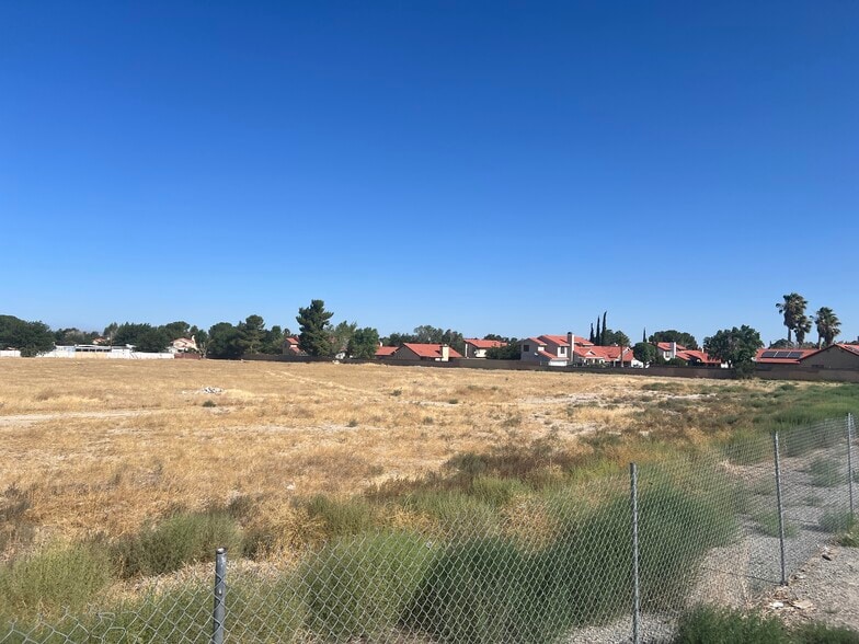 47th Ste VIC Ave #R11, Palmdale, CA for sale - Building Photo - Image 3 of 7