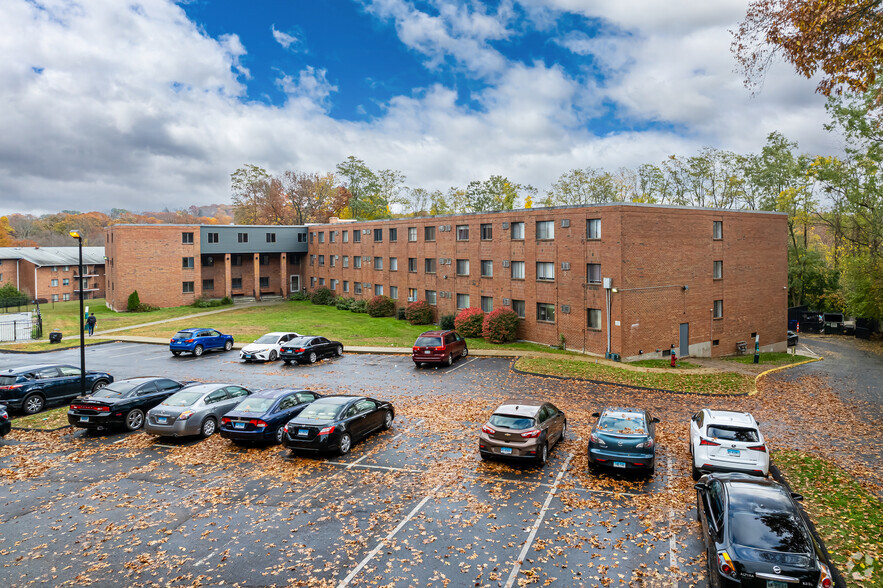 905 Burnside Ave, East Hartford, CT for sale - Primary Photo - Image 1 of 13