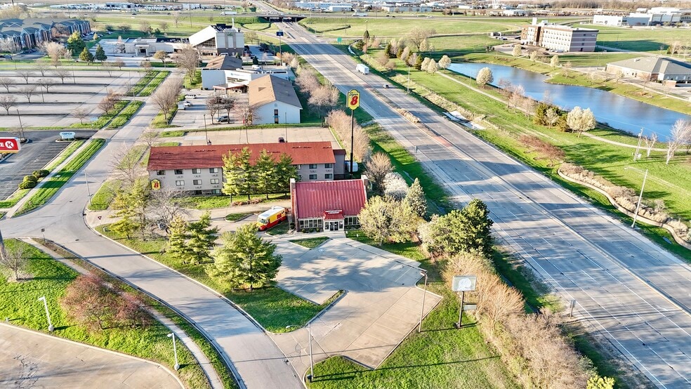 1700 Fredrick Ln, Normal, IL à vendre - Photo du bâtiment - Image 3 de 9