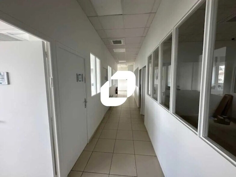 Office in Stains for lease - Interior Photo - Image 2 of 12