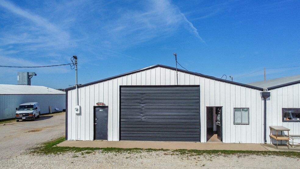 930 N Hwy 377, Pilot Point, TX à vendre - Photo du bâtiment - Image 1 de 1