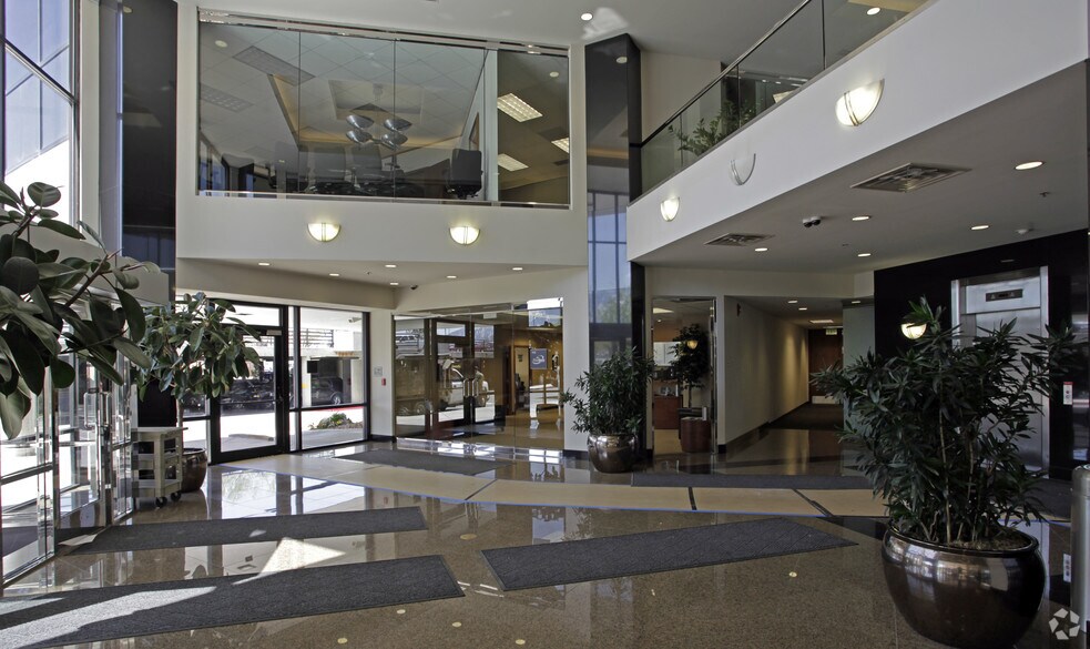 7050 S Union Park Ave, Midvale, UT à louer - Hall d’entrée - Image 2 de 12