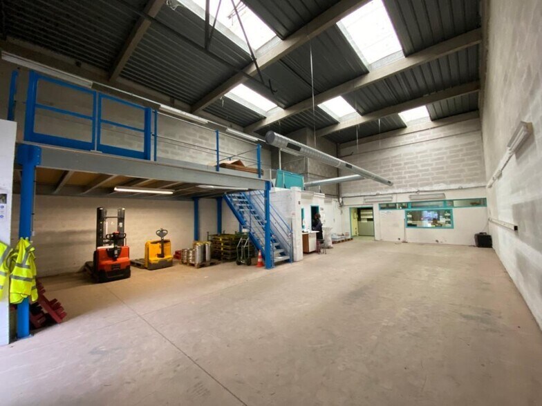 Flex in Lyon for lease - Building Photo - Image 2 of 11