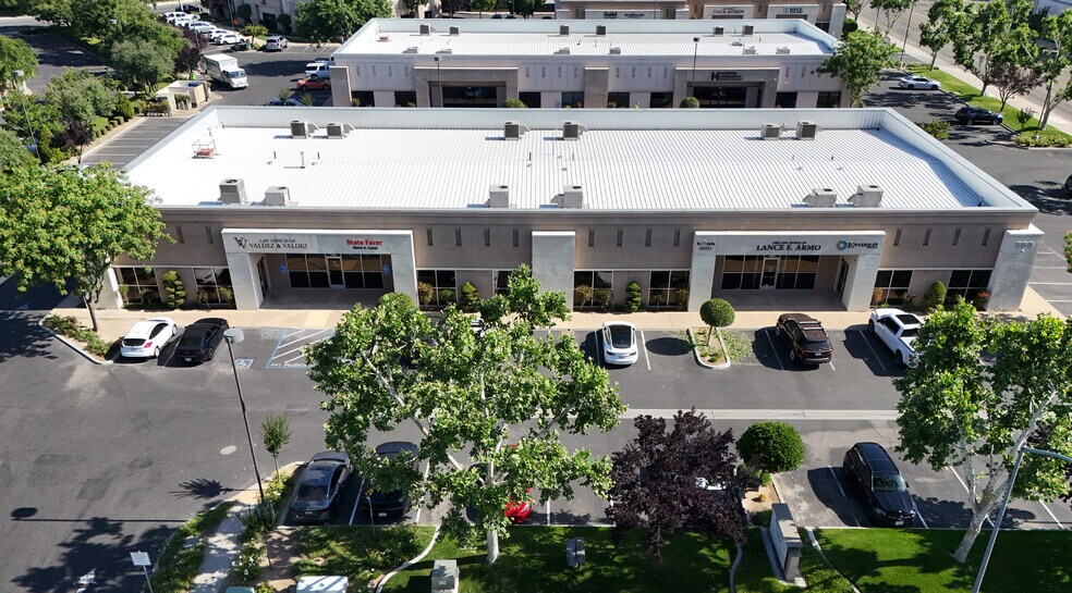 550 W Alluvial Ave, Fresno, CA à louer - Photo du bâtiment - Image 1 de 7