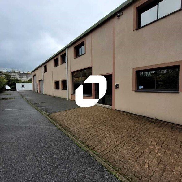 Flex in Jouy-en-Josas for sale - Building Photo - Image 2 of 9