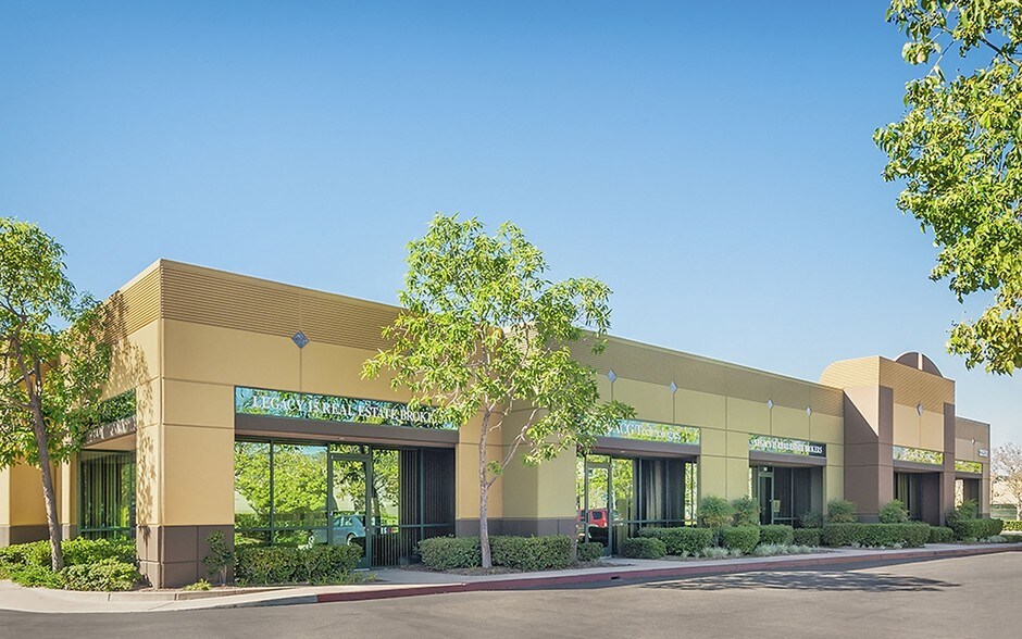 22521 Avenida Empresa, Rancho Santa Margarita, CA à louer - Photo du bâtiment - Image 2 de 6