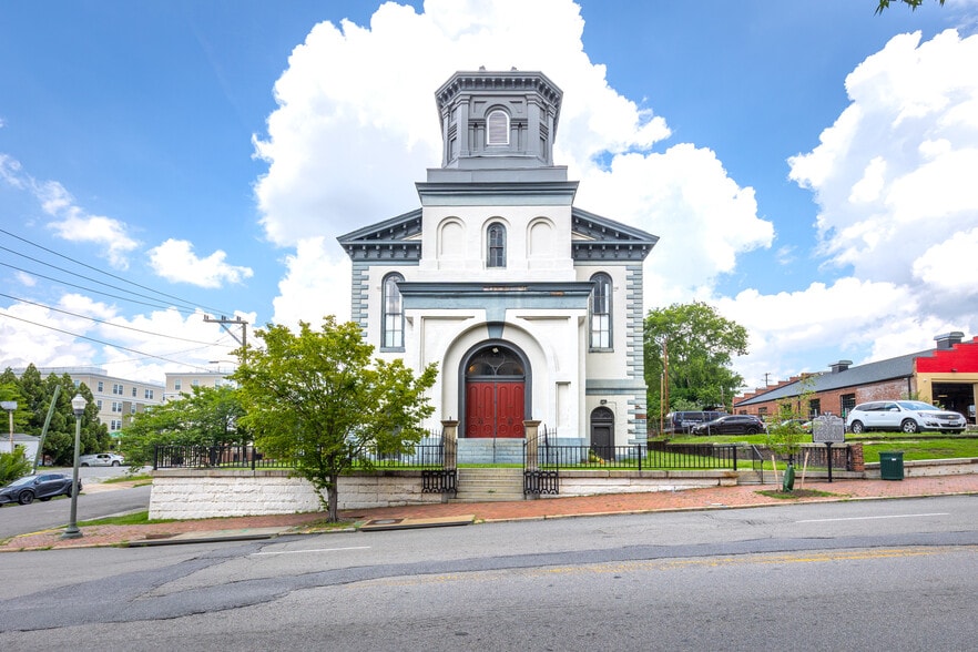 2000 E Broad St, Richmond, VA for sale - Building Photo - Image 2 of 14