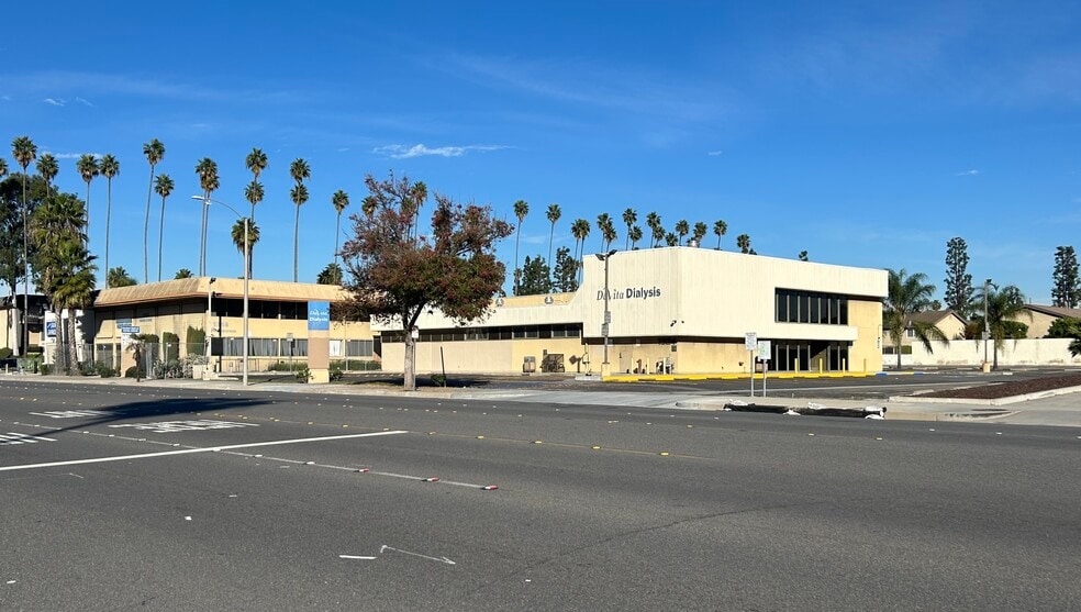 DaVita Dialysis Anchored Value Add portfolio of 2 properties for sale on LoopNet.ca - Building Photo - Image 2 of 4