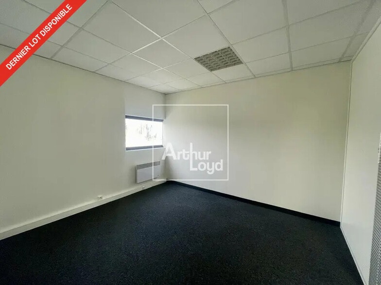 Office in Vert-Saint-Denis for lease - Interior Photo - Image 3 of 7