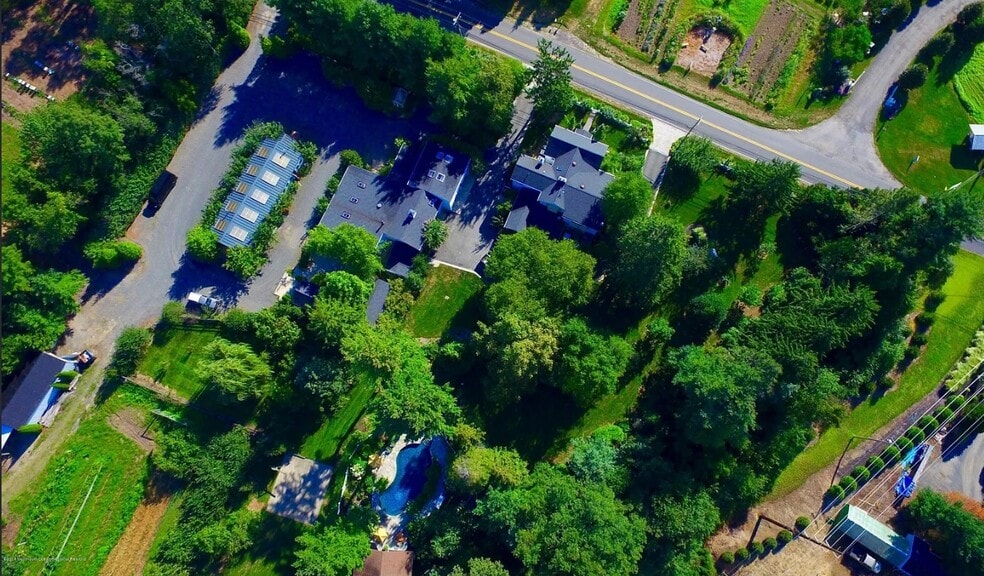 353 Fairfield Rd, Freehold, NJ à vendre - Photo du bâtiment - Image 2 de 9