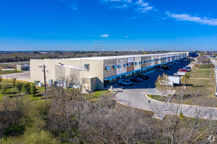 9342 SE Loop 410, San Antonio, TX à louer - Photo du bâtiment - Image 2 de 31
