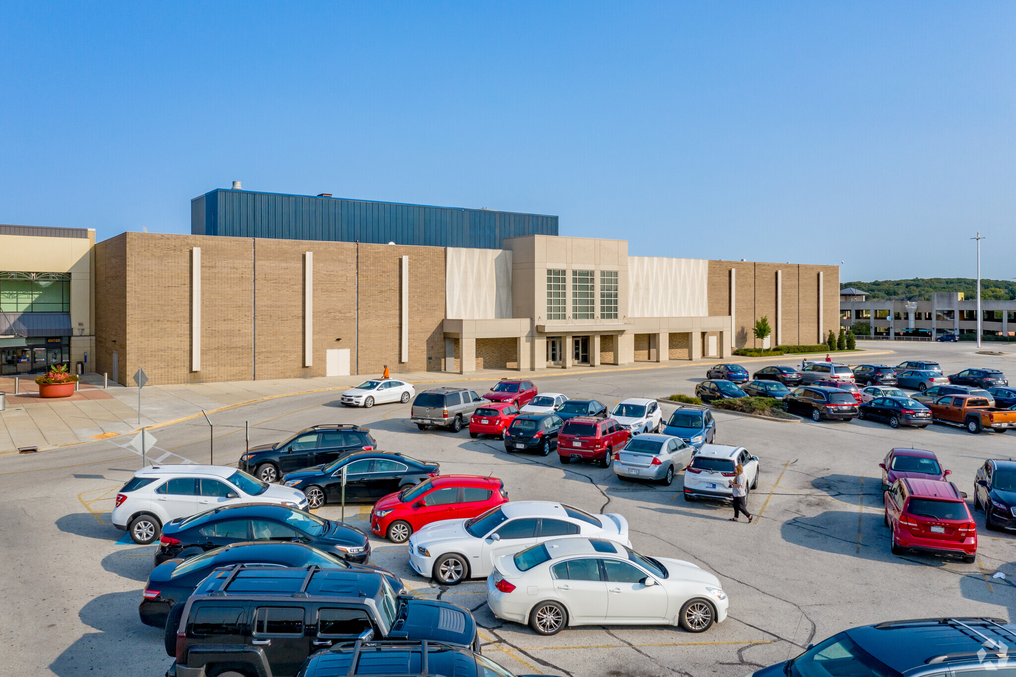 2400 N Mayfair Rd, Wauwatosa, WI for sale Primary Photo- Image 1 of 1