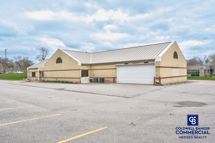 4001 River Ridge Dr NE, Cedar Rapids, IA for lease - Building Photo - Image 2 of 22