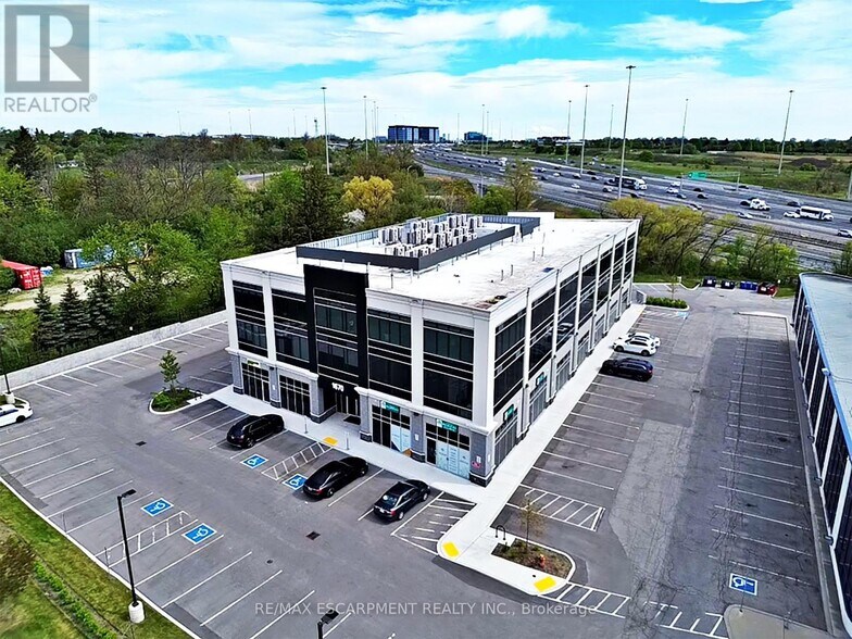 1670 N Service Rd E, Oakville, ON à louer - Photo du bâtiment - Image 2 de 3