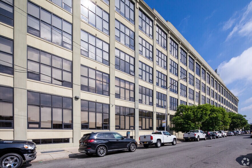 36-36 33rd St, Long Island City, NY à louer - Photo du bâtiment - Image 3 de 9