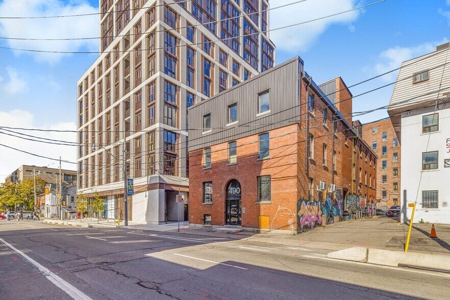 490 Adelaide St W, Toronto, ON à louer - Photo du bâtiment - Image 1 de 4