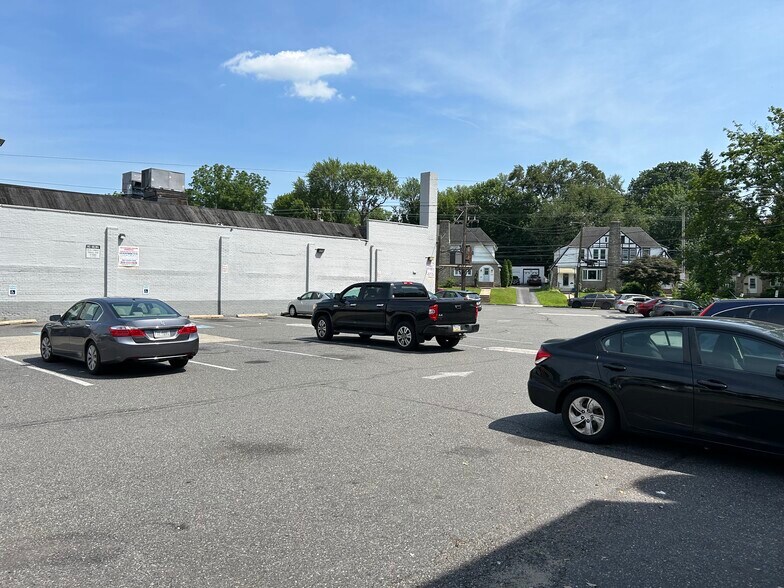 708 Burmont Rd, Drexel Hill, PA à vendre - Photo du bâtiment - Image 3 de 6