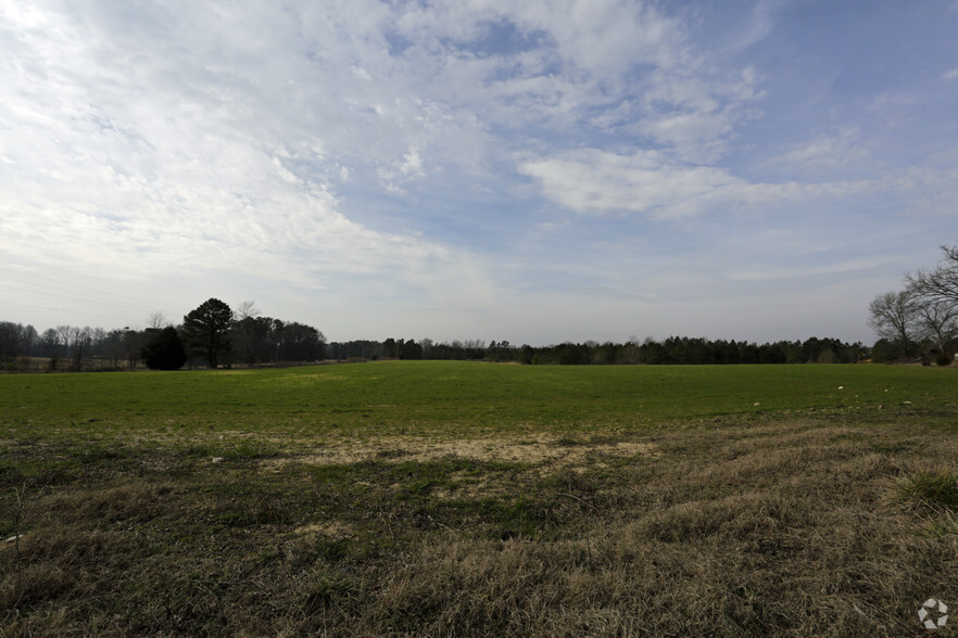 Commerce Dr, Sanford, NC à vendre - Photo principale - Image 1 de 1