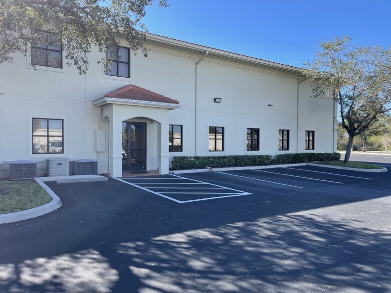 7020 Professional Pky E, Sarasota, FL à louer - Photo du bâtiment - Image 2 de 12