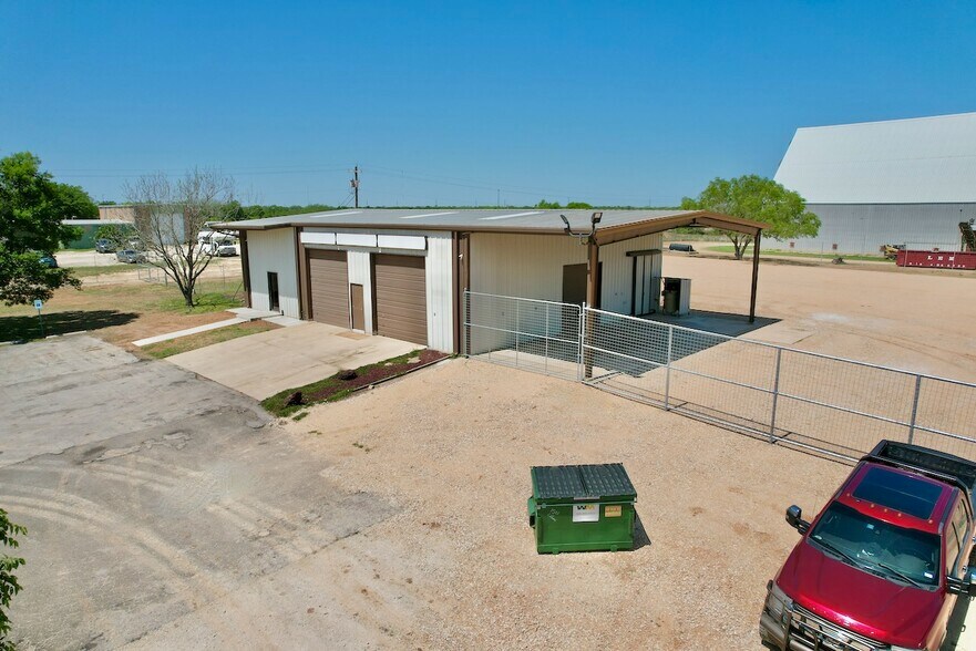 1501 Lillian Ave, Jourdanton, TX à louer - Photo du bâtiment - Image 3 de 27