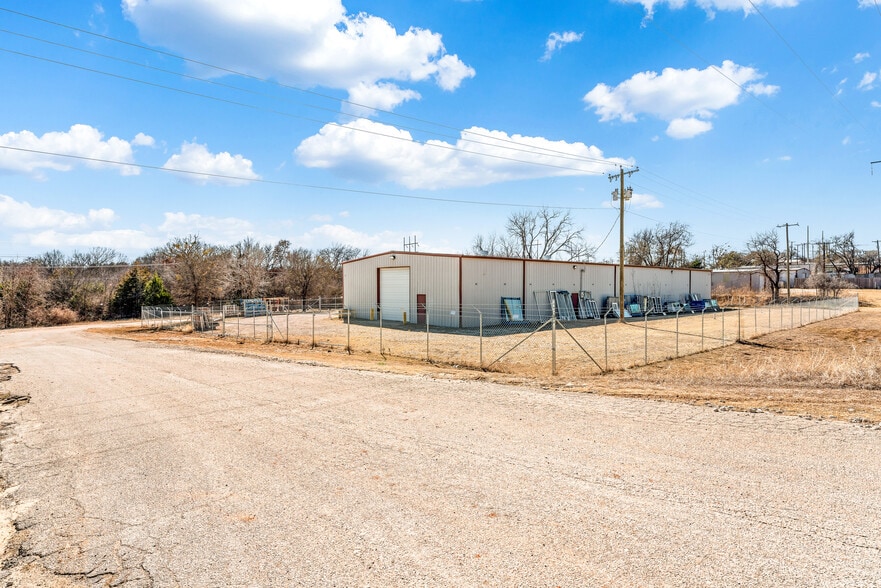139 Samuel Dr, Weatherford, TX for sale - Building Photo - Image 3 of 4