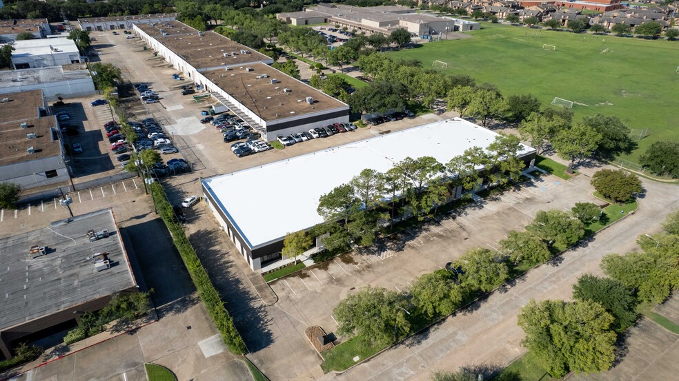 10325 Landsbury Dr, Houston, TX for lease - Building Photo - Image 2 of 5