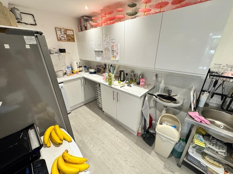 41 Highbridge St, Waltham Abbey for lease - Interior Photo - Image 3 of 11