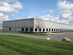 11301 Metro Airport Center Dr, Romulus, MI à louer Photo du bâtiment- Image 2 de 4