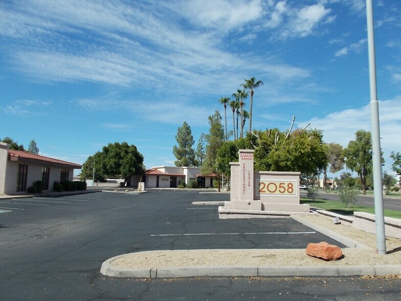 2058 S Dobson Rd, Mesa, AZ à louer - Photo du bâtiment - Image 3 de 27