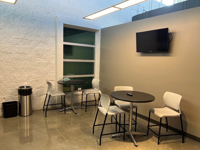 2828 S 87th St, Omaha, NE for lease - Interior Photo - Image 2 of 11