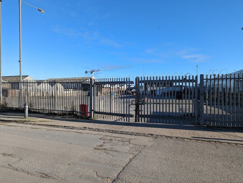 Riverside Rd, Londres à louer - Photo du bâtiment - Image 3 de 3