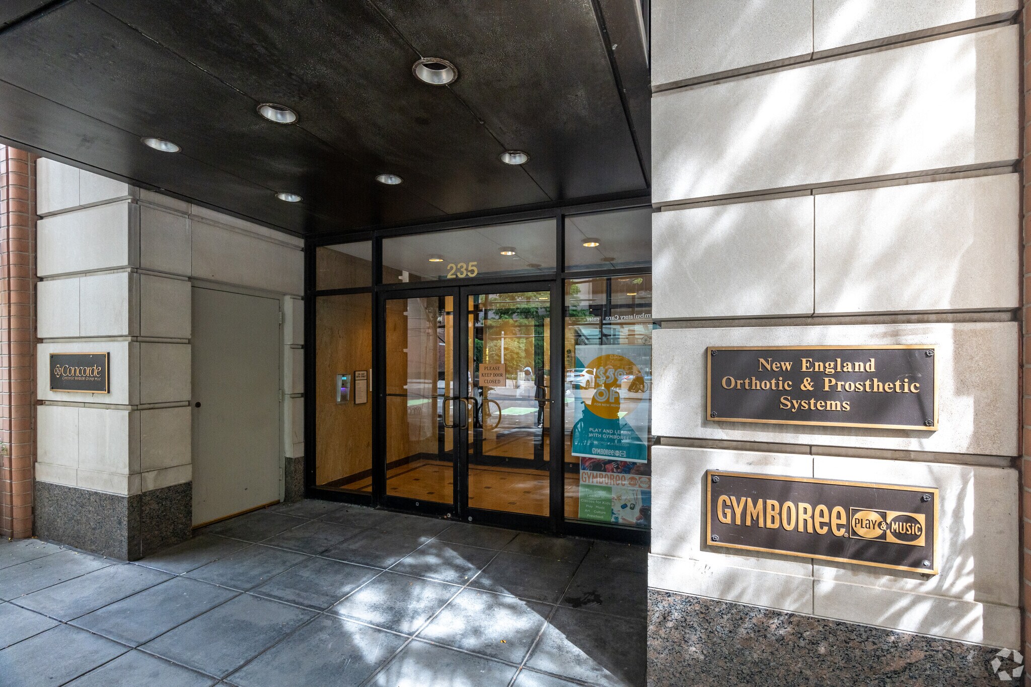 235 E 38th St, New York, NY for lease Primary Photo- Image 1 of 5