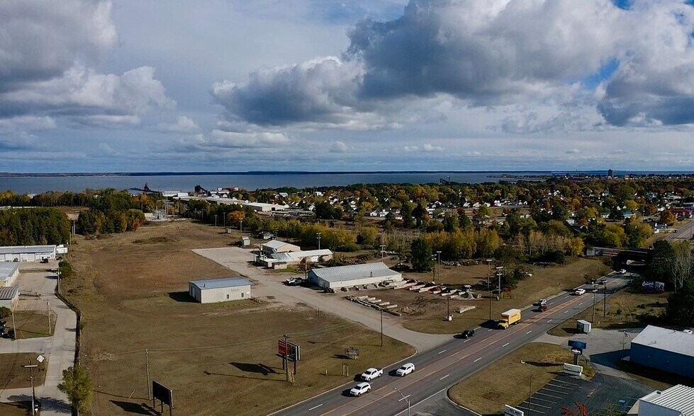 1720 N Lincoln Rd, Escanaba, MI à louer - Photo du bâtiment - Image 2 de 7