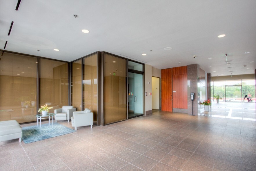 1100 NW Loop 410, San Antonio, TX à louer - Photo intérieure - Image 3 de 9