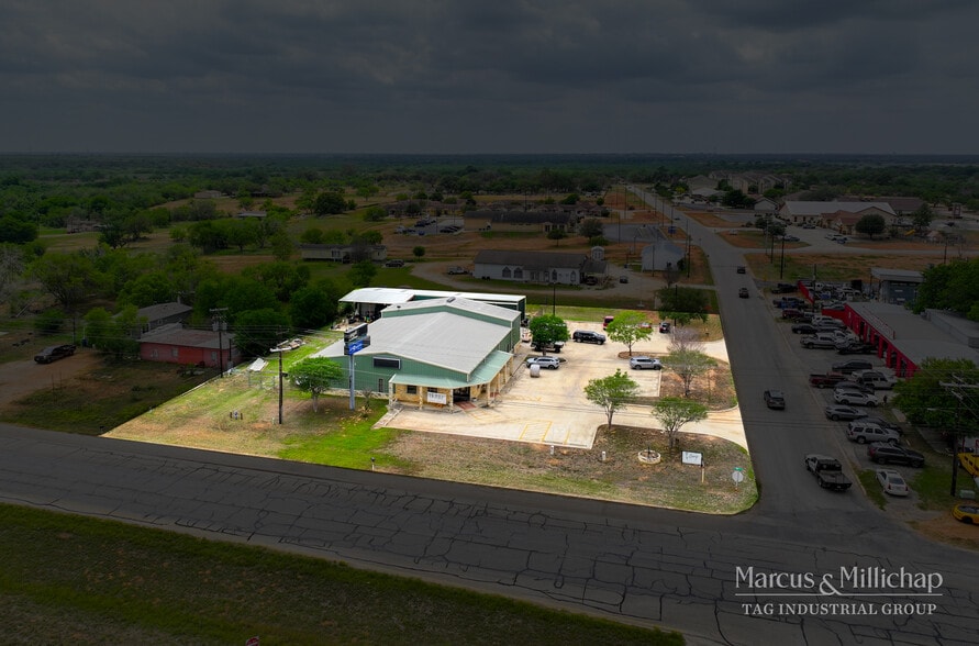 2301 10th St, Floresville, TX for sale - Building Photo - Image 2 of 5