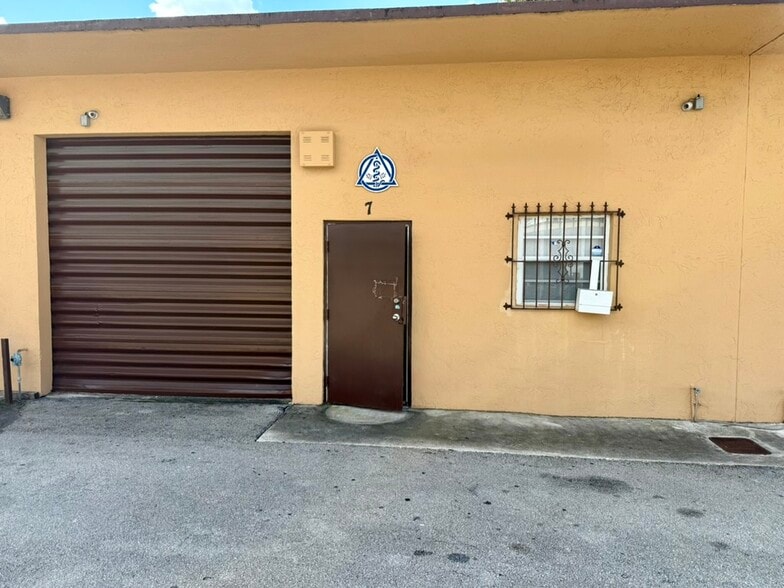 7700 W 24th Ave, Hialeah, FL for lease - Building Photo - Image 1 of 9