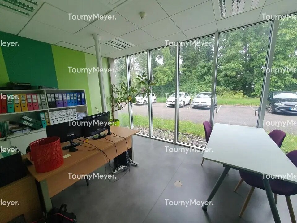 Office in Le Haillan for lease Interior Photo- Image 1 of 8