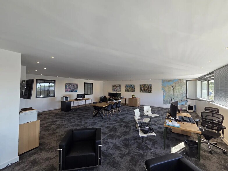 564 Avenue Des Rosiers, La Ciotat for lease - Interior Photo - Image 1 of 5