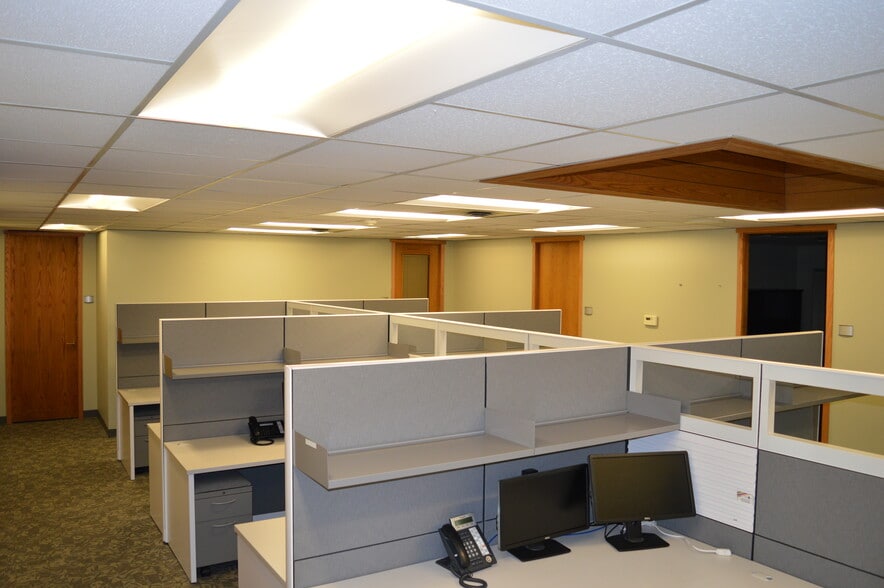 4010-76 Avenue NW, Edmonton, AB portfolio of 2 properties for sale on LoopNet.ca - Building Photo - Image 2 of 9