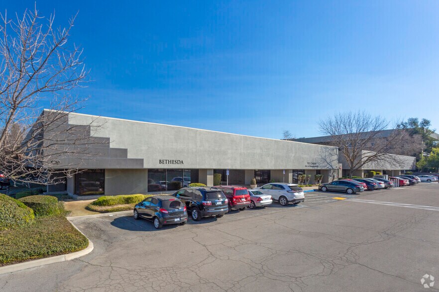 1310 E Shaw Ave, Fresno, CA à louer - Photo du bâtiment - Image 2 de 22