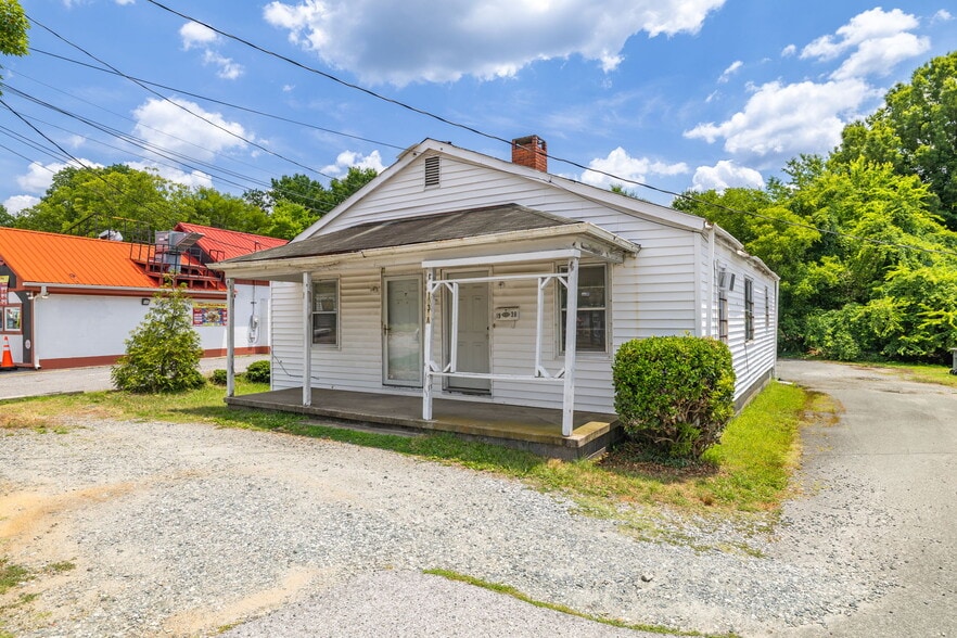 1938 E Market St, Greensboro, NC for sale - Building Photo - Image 3 of 9