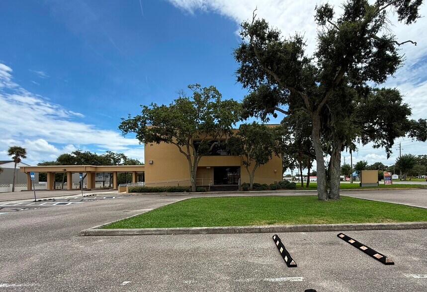 2111 S Ridgewood Ave, South Daytona, FL à vendre - Photo du bâtiment - Image 2 de 9