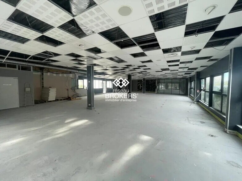 Commerce de détail dans Éguilles à louer - Photo intérieure - Image 2 de 4